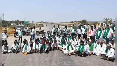 Hundreds of farmers blocked Pune-Bengaluru national highway bypass road at Yarikoppa Cross