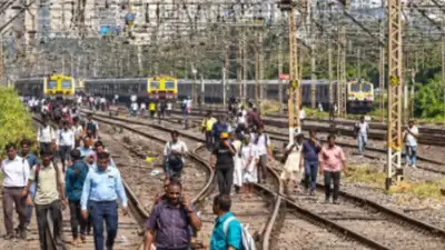 2 glitches disrupt Mumbai local train services