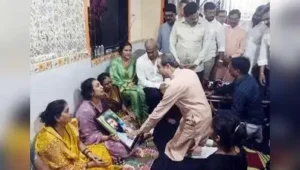 Thane: Shiv Sena (UBT) president Uddhav Thackeray on Thursday assured support to the family