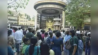 New crowd-pullers steal a march on old favourites — Sasthi footfall
