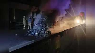 Kanpur: A 29-year-old cleaner was burnt to death after a goods vehicle carrying 10 e-bikes