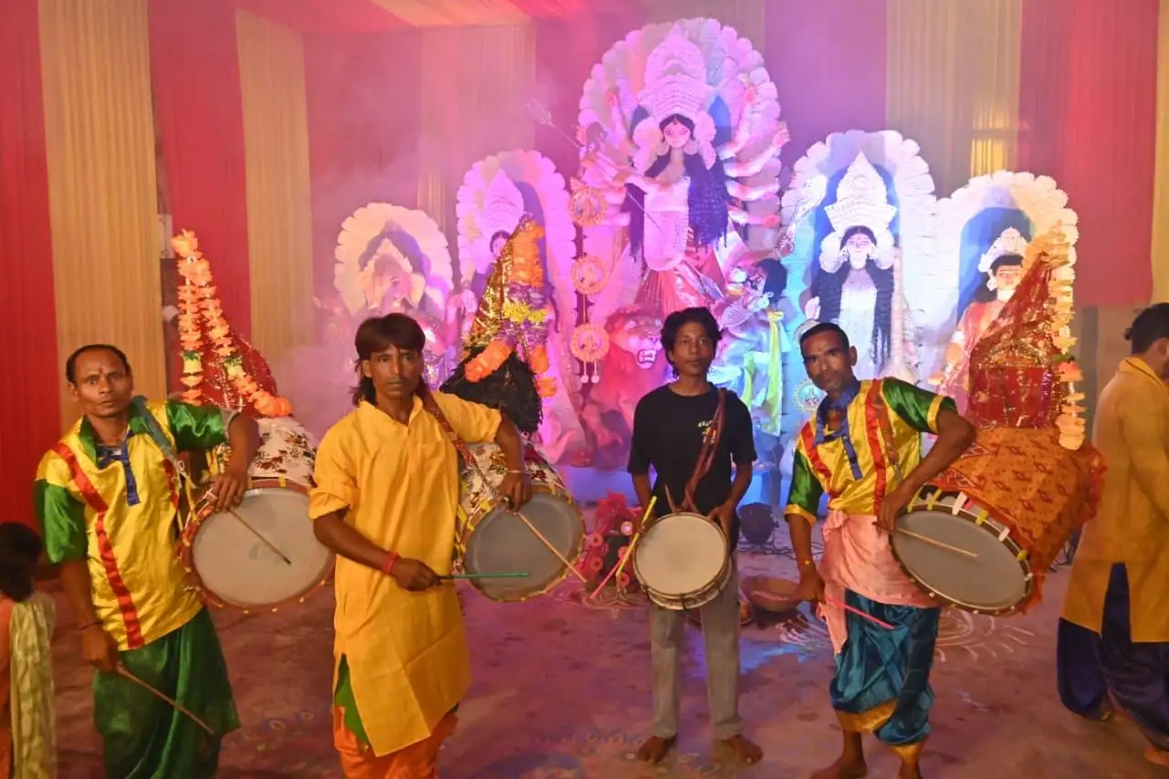 Durga Puja peaks in Kanpur, idols installed at 370 pandals on Maha Saptami