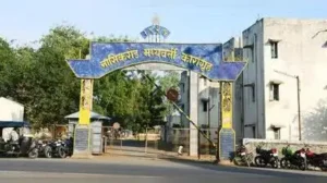 Nashik : Two viral videos from Nashik Road Central Prison have triggered outrage and put