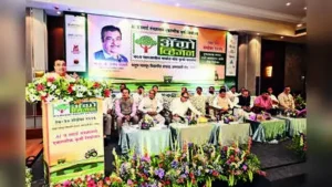Nagpur: Union minister Nitin Gadkari called on elected representatives to put party differences