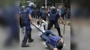 Nashik: Police used a mild lathi-charge to disperse protesters blocking a Rashtriya Swayamsevak