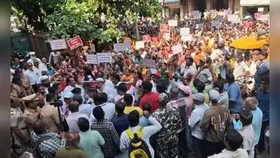 Hawkers protest KMC's anti-encroachment drives