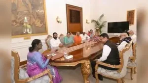 Chief Minister Devendra Fadnavis and others while inviting the President Droupadi Murmu