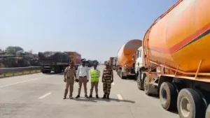 Traffic is stopped between 10 am and 11 am, 1 pm and 2 pm, and 4 pm and 5 pm to facilitate