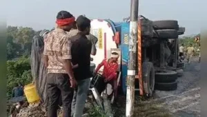 Tanker carrying 24,000 litres of diesel overturns in Sonbhadra, locals rush to collect spill