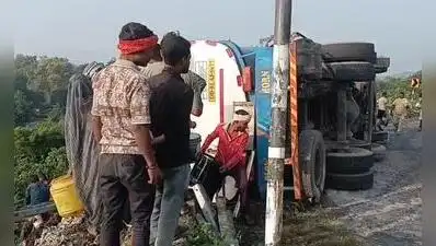Tanker carrying 24,000 litres of diesel overturns in Sonbhadra, locals rush to collect spill