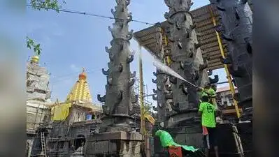 During the Navaratra festival, around 20 lakh devotees visit the Mahalaxmi Temple in Kolhapur