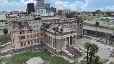 Nueces County leaders have voted unanimously to award a $1.3 million contract to demolish