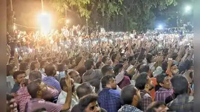 MNS chief Raj Thackeray meets MPSC students protesting at SM Joshi Bridge