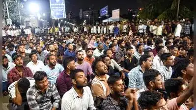 MNS chief Raj Thackeray meets MPSC students protesting at SM Joshi Bridge