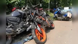 Kolkata: A 30-year-old youth died and his friend was critically injured after their bike