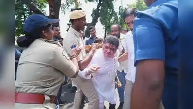 Speaking at Panjagutta police station, Ponnam Prabhakar said the Congress was strongly