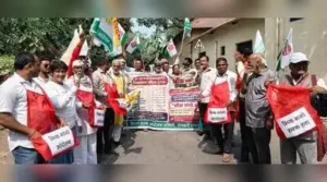 Farmers and members of Vidarbha Rajya Andolan Samiti during the 'Bhik Mango' protest