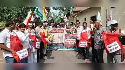 Farmers and members of Vidarbha Rajya Andolan Samiti during the 'Bhik Mango' protest