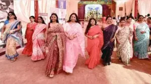 Pandal-hoppers mix ethnic with mod, strut in style — Pujo panache