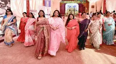 Pandal-hoppers mix ethnic with mod, strut in style — Pujo panache