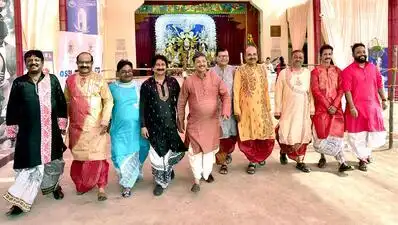 Pandal-hoppers mix ethnic with mod, strut in style — Pujo panache