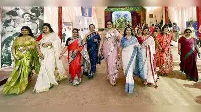 Pandal-hoppers mix ethnic with mod, strut in style — Pujo panache