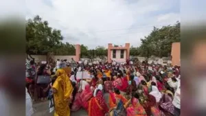 A large group of women and daily wagers marched to the Latur collectorate on Wednesday