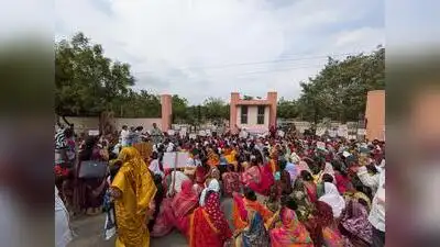 A large group of women and daily wagers marched to the Latur collectorate on Wednesday