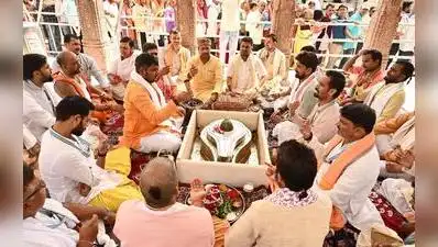 To salute his valour and pray for his speedy recovery, Kashi Vishwanath Temple priests
