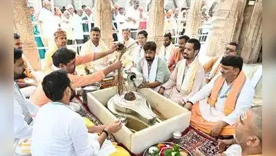 To salute his valour and pray for his speedy recovery, Kashi Vishwanath Temple priests