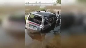 Kanpur: Thirteen schoolchildren were rescued after a DCM rammed into their Omni van