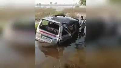 Kanpur: Thirteen schoolchildren were rescued after a DCM rammed into their Omni van