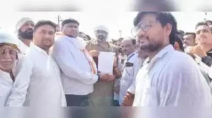 The protesters, including women farmers, sat on the highway and raised slogans against the govt