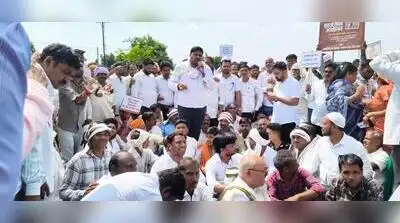 The protesters, including women farmers, sat on the highway and raised slogans against the govt