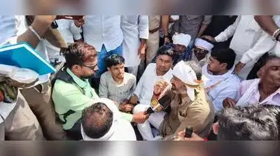 The protesters, including women farmers, sat on the highway and raised slogans against the govt