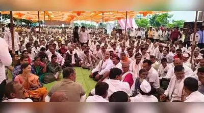 The protesters, including women farmers, sat on the highway and raised slogans against the govt