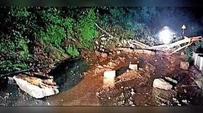 A landslide triggered by heavy rain on Tuesday night brought traffic on the Pollachi-Valparai