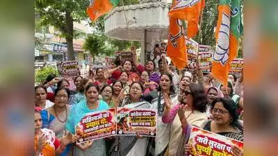 Protesters raised slogans including “Nari Samman Mein, BJP Maidan Mein,” “Jo Betiyon Ka Shoshan