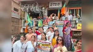 Protesters raised slogans including “Nari Samman Mein, BJP Maidan Mein,” “Jo Betiyon Ka Shoshan