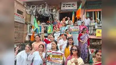 Protesters raised slogans including “Nari Samman Mein, BJP Maidan Mein,” “Jo Betiyon Ka Shoshan