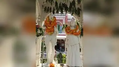 During the programme, an aarti was performed to Mother Ganga with the Tricolour, while