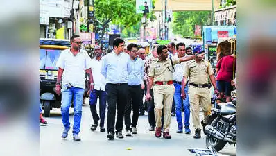 Responding to their demand, DCP (Traffic) Aditya Mirkhelkar and traffic police inspector Ajay