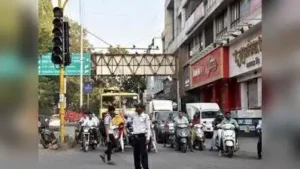 Traffic signals not working due to lack of power supply create chaos at crossroads in the city