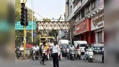 Traffic signals not working due to lack of power supply create chaos at crossroads in the city