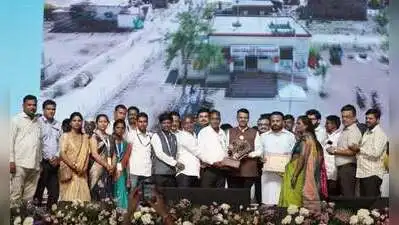 CM Devendra Fadnavis presented the award to Kotwalbardi gram panchayat