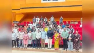 Lucknow: Actor and Gorakhpur MP Ravi Kishan on Wednesday urged students of Bhartendu Natya