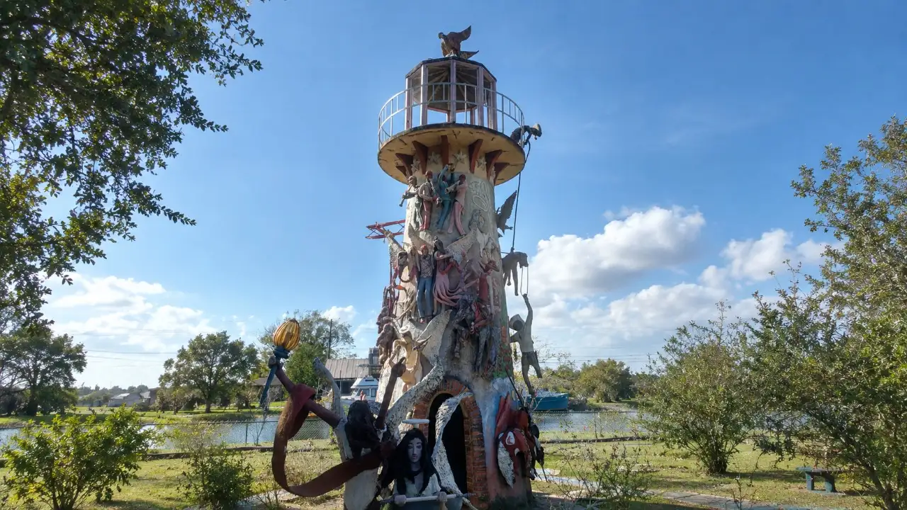 In 1990, Louisiana bricklayer Kenny Hill began a sculpture garden; by 2000, it held 100+ concrete