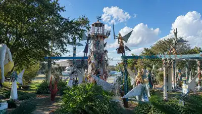 In 1990, Louisiana bricklayer Kenny Hill began a sculpture garden; by 2000, it held 100+ concrete