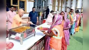 CM Yogi felicitated sanitation workers Wasim, Rohit Rawat, Rajkumar, Punwasi, Ashutosh, Dinesh