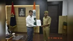 Lucknow: A Lucknow police constable was rewarded by Police Commissioner Tarun Gauba on Monday